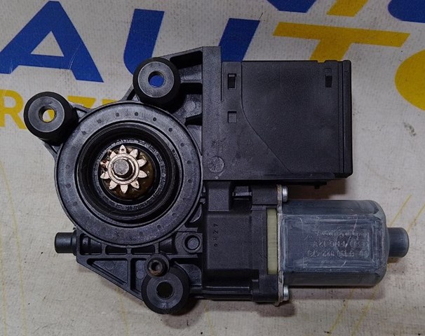 Двигун склопідіймача двері передньої, правої 807302741R RENAULT