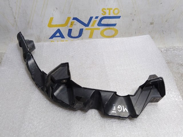 Лівий кронштейн переднього бампера 8200114673 RENAULT