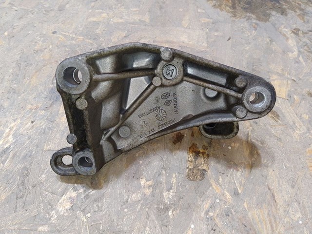 Кронштейн подушки (опори) двигуна, лівої 8200277203 RENAULT
