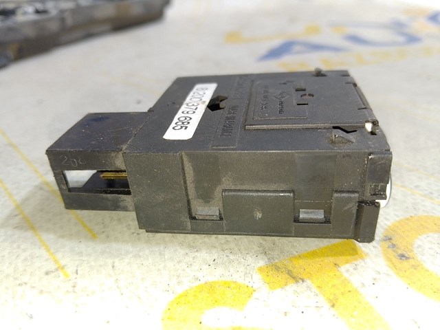 Кнопка коректора фар 8200379685 RENAULT