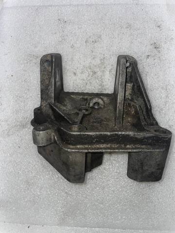 Кронштейн подушки (опори) двигуна, правої 8200454462 RENAULT