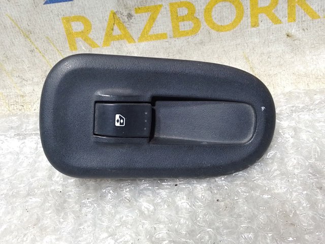 Кнопки переднього правого склопід'ємника 8200548968 RENAULT