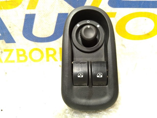 Накладка кнопки склопідіймача переднього лівого 8200637849 RENAULT