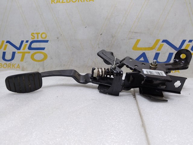 Педаль і привід управління зчепленням 8200703547 RENAULT
