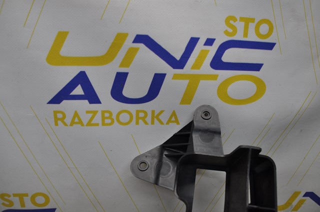 Кронштейн бампера заднього, правий 8200735455 RENAULT