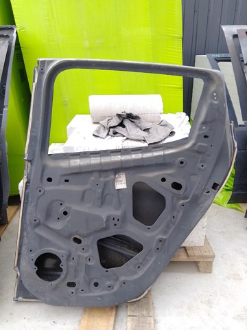 Двері пасажирські задні праві 821008626R RENAULT