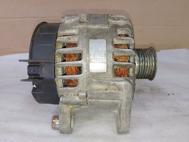 Авто генератор 8EL012429211 HELLA