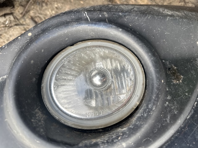 Туманка ліва 261558J025 NISSAN