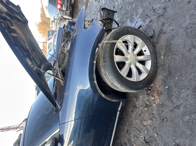 Переднє праве крило 63100CG000 NISSAN