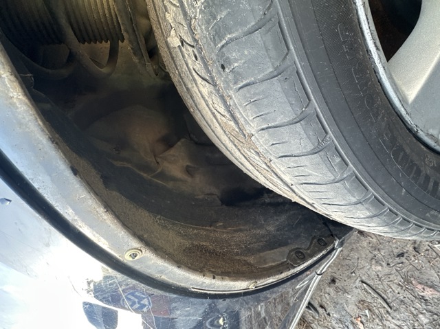 Підкрилок переднього крила, правий задній 63842CG020 NISSAN