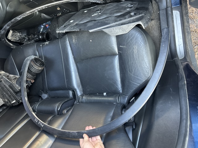 Молдинг переднього правого крила 63860CG000 NISSAN
