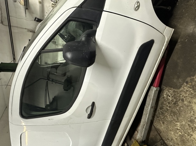 Пасажирські передні двері 9004Z6 PEUGEOT