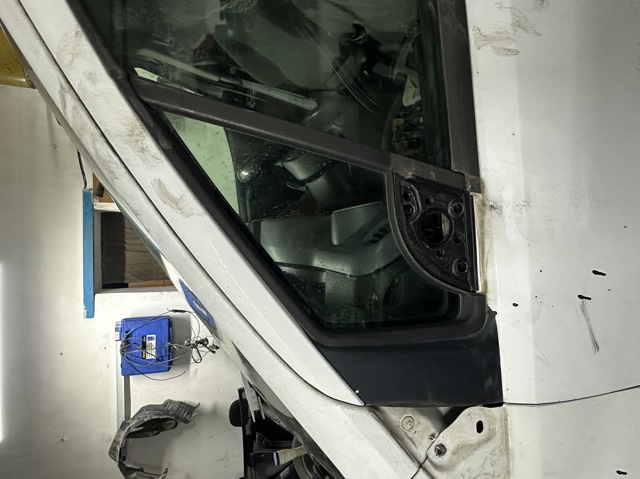 Скло трикутне дверей передніх лівоих 9201R6 PEUGEOT