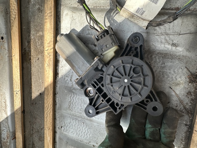 Мотор склопідйомника дверей передніх, правих A0068204742 MERCEDES