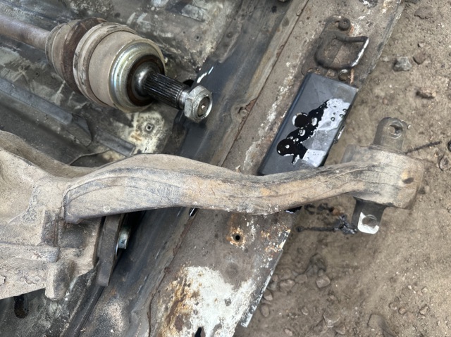 Траверса заднього редуктора, передня A6393500485 MERCEDES