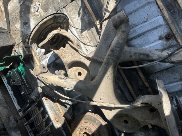 Цапфа поворотного кулака A6393508705 MERCEDES