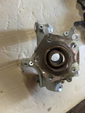 Цапфа поворотна права 8W0505460D VAG