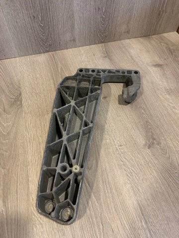 Кронштейн КПП 22316786567 BMW