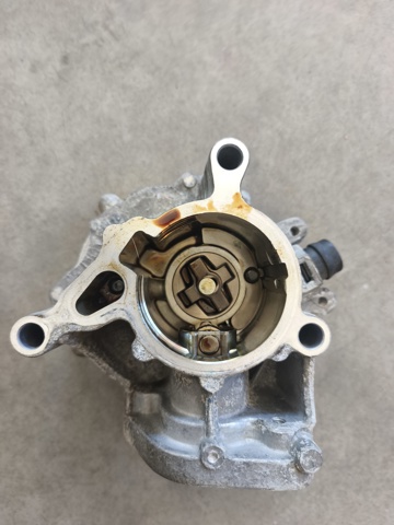 Насос вакуумний 06K145100BB VAG