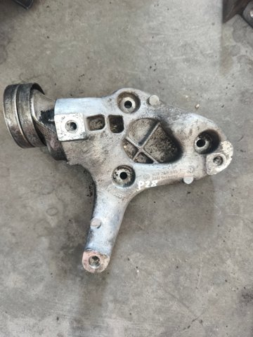 Кронштейн компресора кондиціонера 1K0260885B VAG