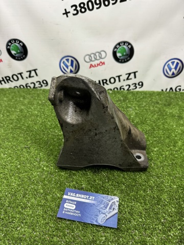 Кронштейн подушки (опори) двигуна, правої 7L6199308D VAG