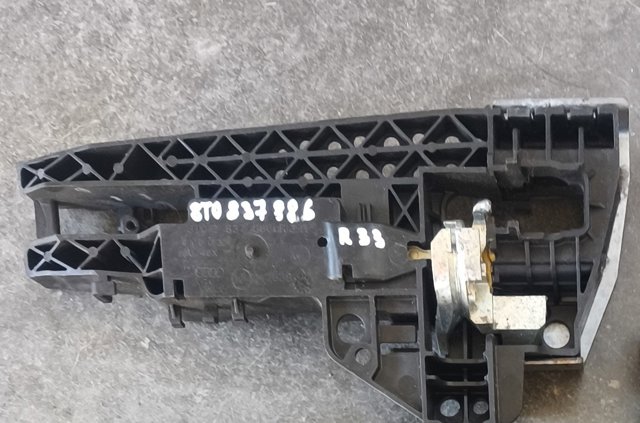 Тримач зовнішньої ручки дверей, задніх правих 8T0837886 VAG