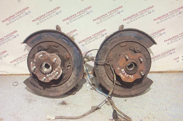 Цапфа поворотна права 423040E020 TOYOTA