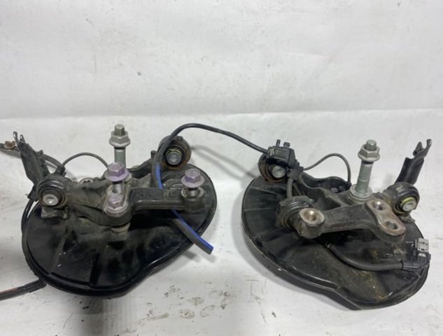 Цапфа поворотна права 423040R100 TOYOTA