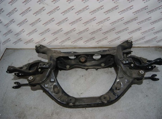 Балка задньої підвіски поперечна 512000R020 TOYOTA