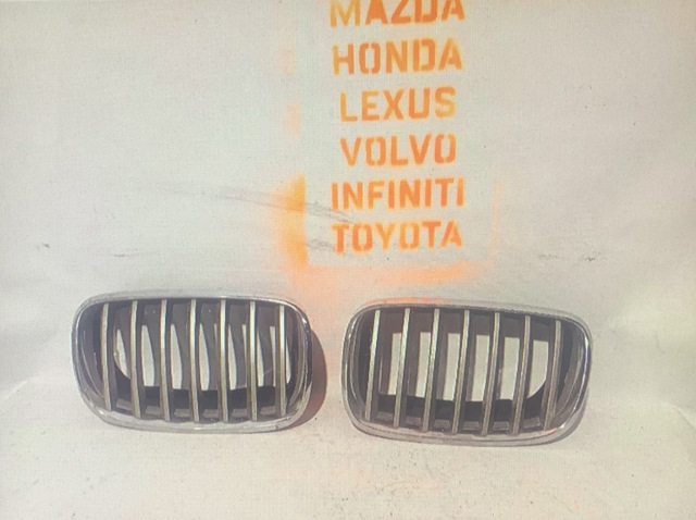 Решітка радіатора права 51712150246 BMW