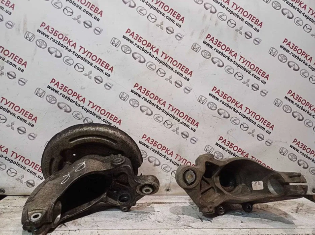 Кулак поворотний лівий LR024483 LAND ROVER