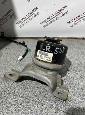 Подушка (опора) двигуна, права нижня LR024730 LAND ROVER