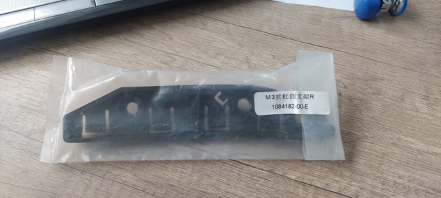 Кронштейн бампера переднього, зовнішній правий 108418200E Tesla Model