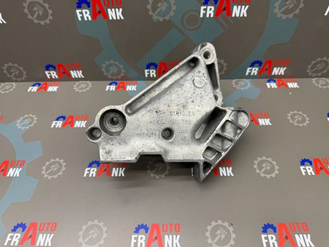 Кронштейн подушки (опори) двигуна, правої 04L199207 VAG