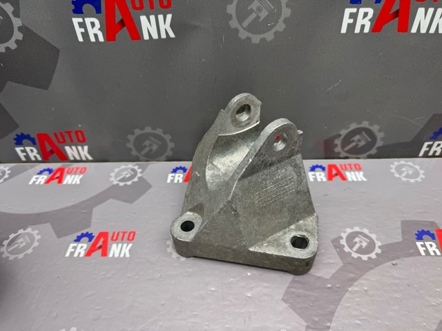 Кронштейн подушки (опори) двигуна, передньої 8200357337 RENAULT