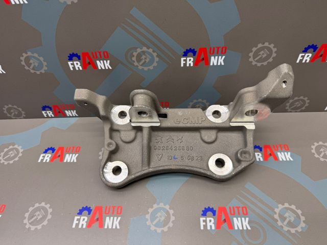 Кронштейн подушки (опори) двигуна, лівої 9826426680 PEUGEOT