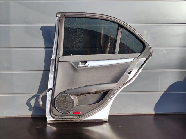 Двері пасажирські задні праві A2047300205 MERCEDES