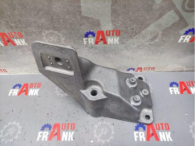 Кронштейн подушки (опори) двигуна, правої KKU500761 LAND ROVER