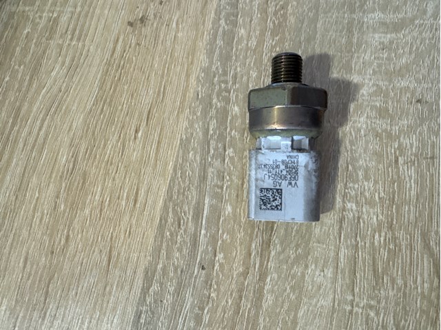 Датчик тиску масла 06E906054J VAG