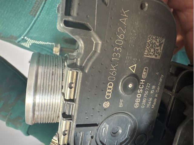Дросільна заслінка в зборі 06K133062AK VAG
