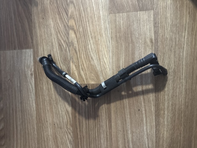 Патрубок вентиляції картерних газів 06L103213AD VAG