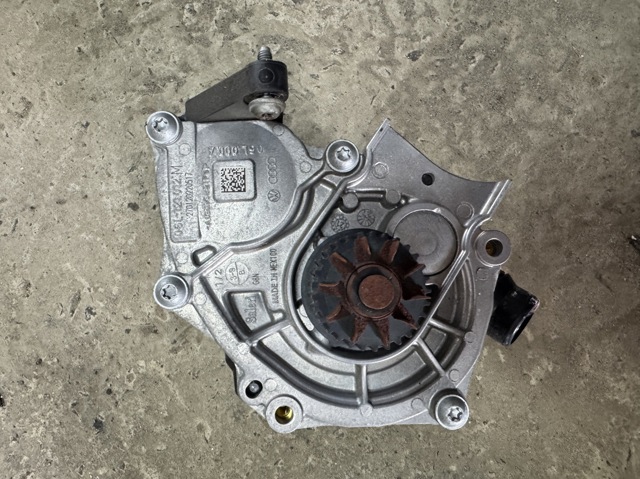 Водяний насос 06L121012M VAG