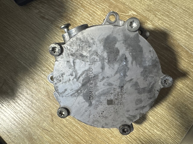 Насос вакуумний 06M145100L VAG