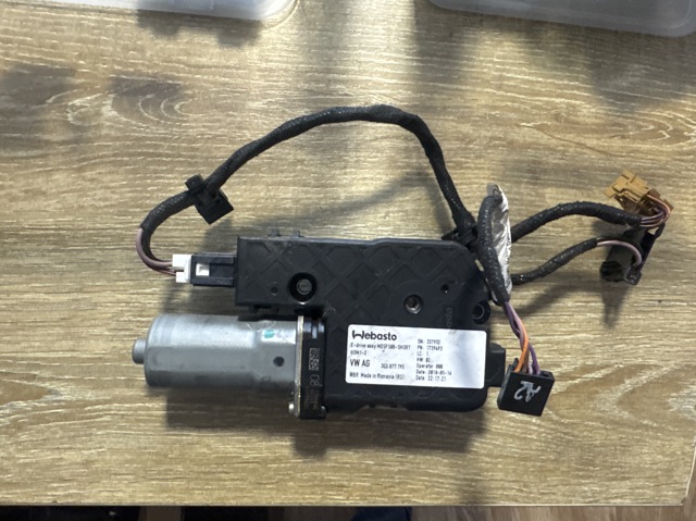 Двигун приводу люка 3G5877795 VAG
