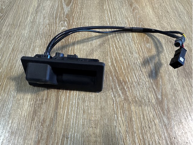 Кнопка приводу замка третіх/ п'ятих дверей 3V0827566L VAG