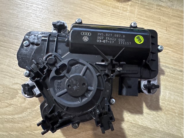 Актуатор замка багажника (задніх дверей) 3V5827887B VAG