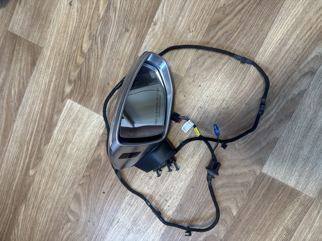 Праве бокове дзеркало 4K8857410J9B9 VAG