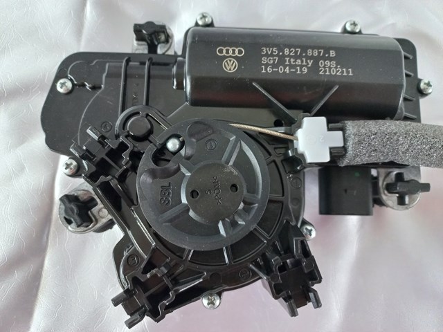 Актуатор замка багажника (задніх дверей) 4M0827887C VAG