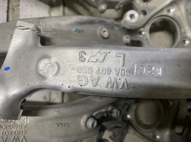 Цапфа передня ліва 80A407559 VAG