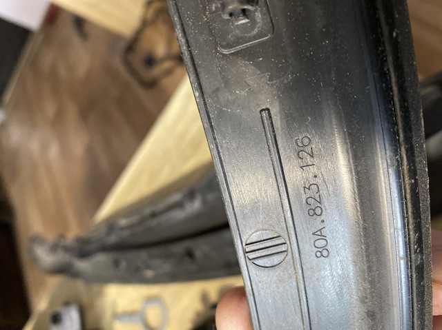 Ущільнювач капота 80A823126 VAG
